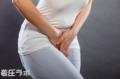 膣を手で抑える女性