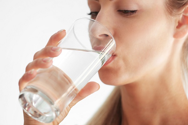 水を飲む女性
